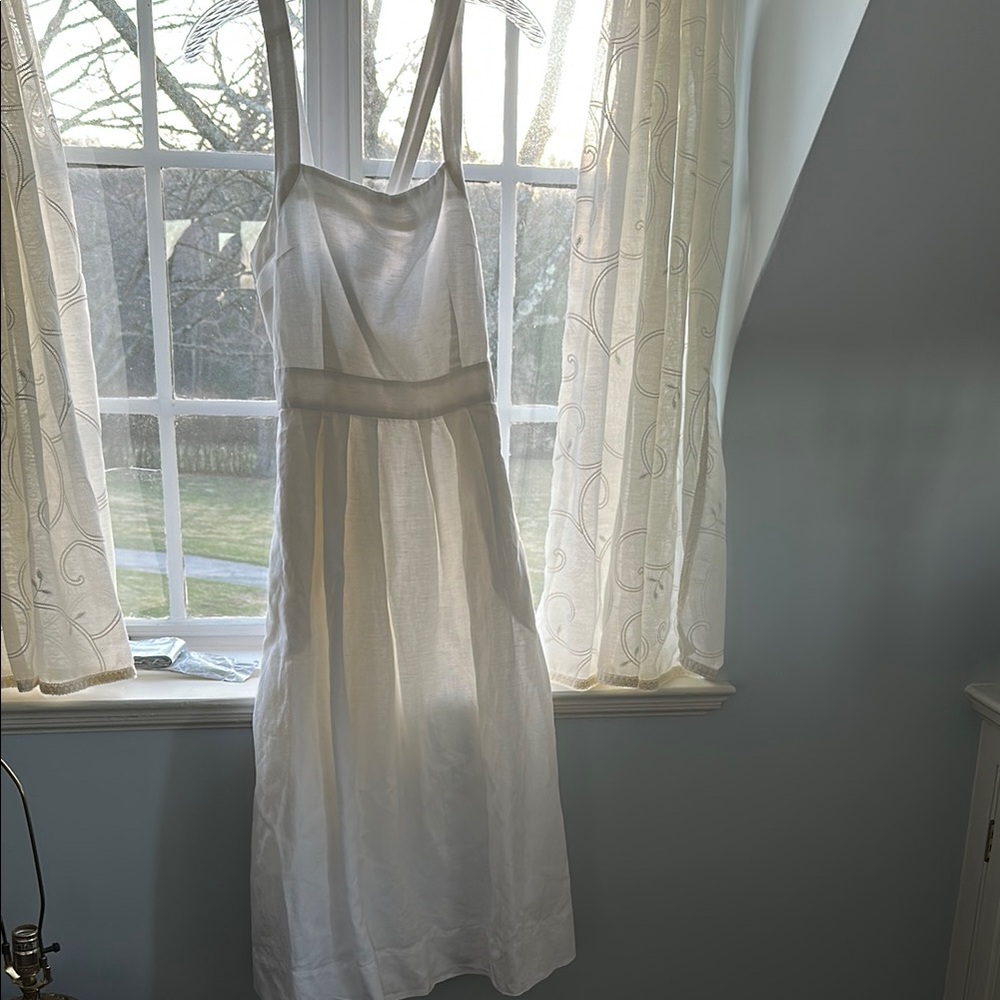 Elegant White Sleeveless Dress